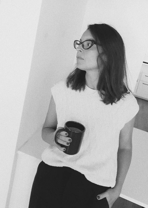 Cecilia Rendón con una taza de café, en blanco y negro